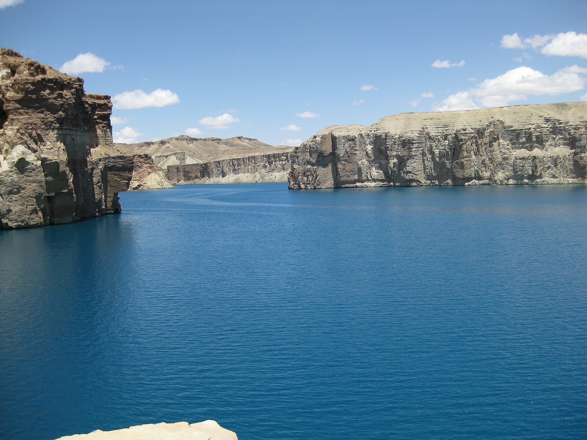 Turquoise water and limestone cliffs at Band-e Amir National Park